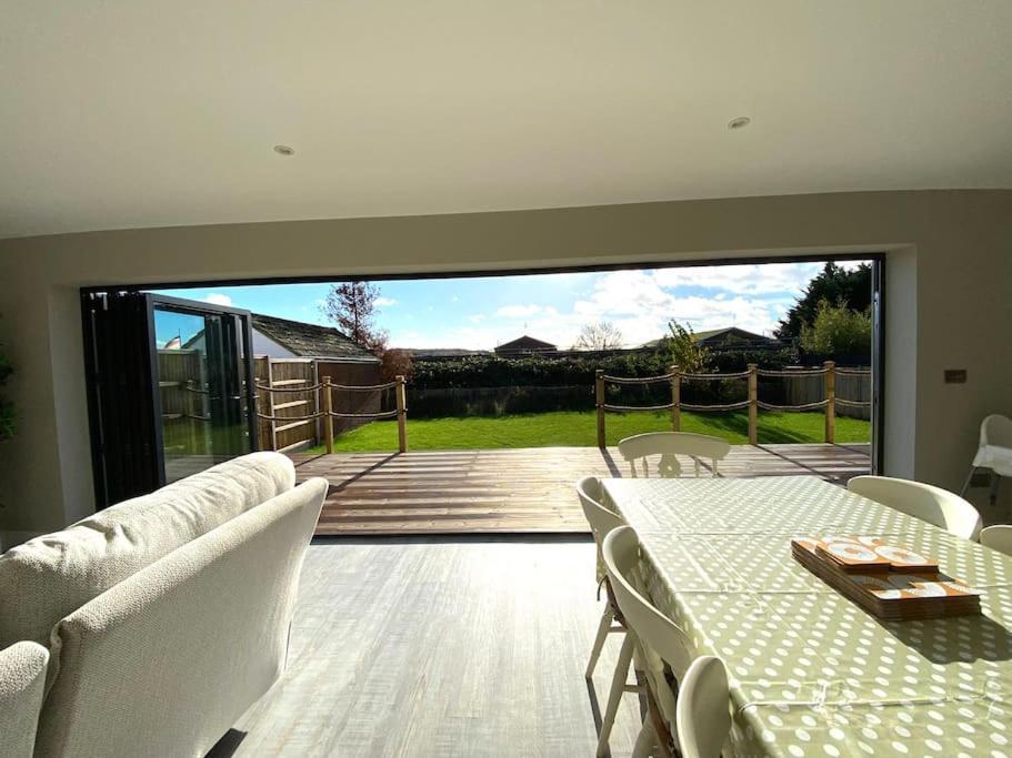 Brand New, Stunning Beachside House Seasalter Bagian luar foto
