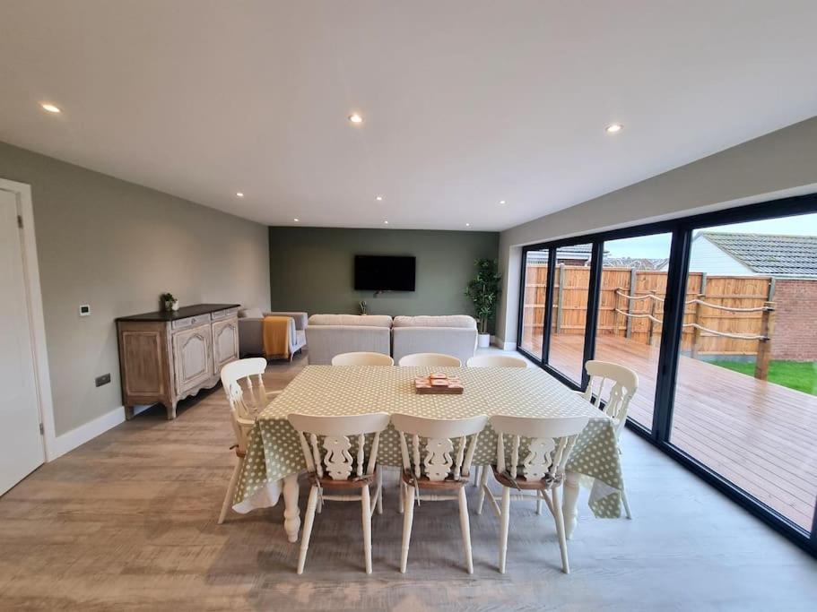 Brand New, Stunning Beachside House Seasalter Bagian luar foto